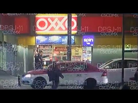 1 policía contra 4 ladrones en el OXXO